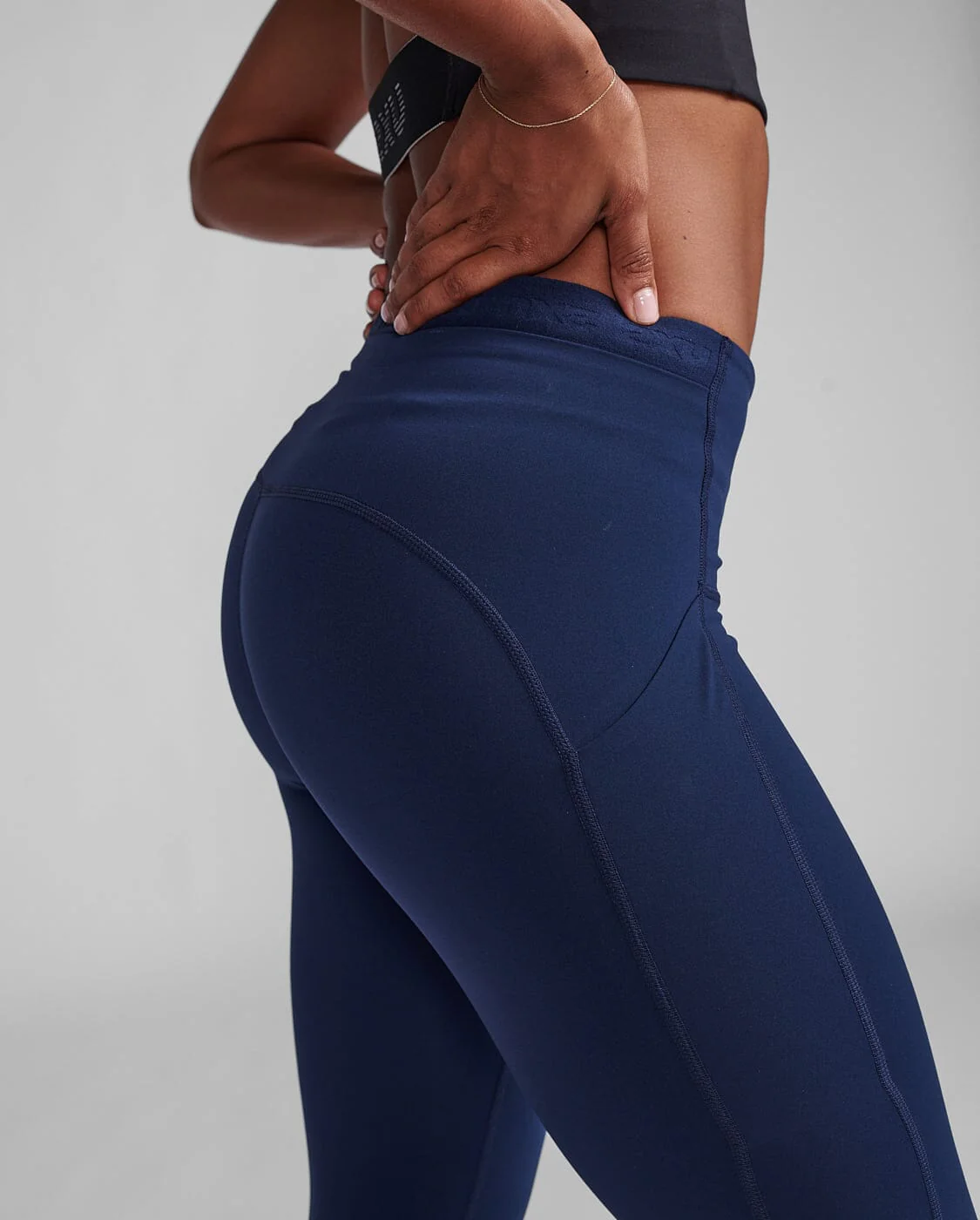 2XU Women's Form Stash Hi-Rise Compression 7/8 Tights WA6908B - Image 4