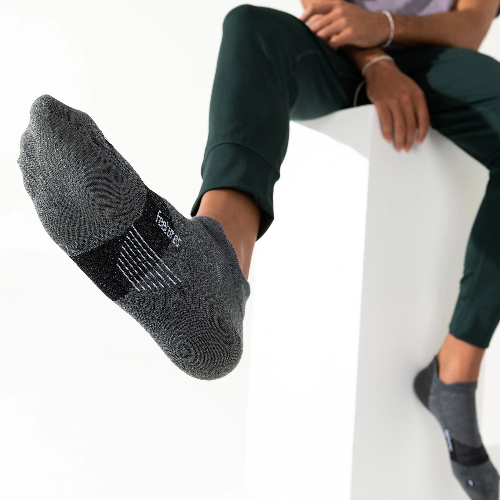 Feetures Merino 10 Max Cushion No Show Tab Socks - Image 4