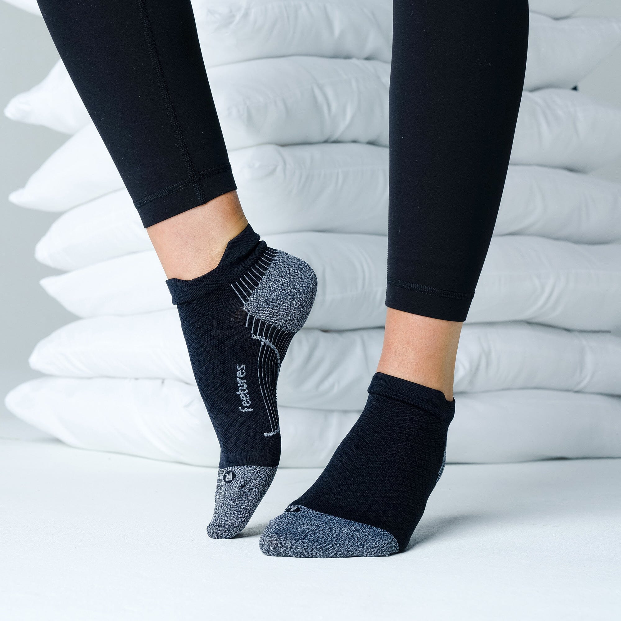 Feetures Plantar Fasciitis Relief Light Cushion No-Show Tab Socks - Image 3