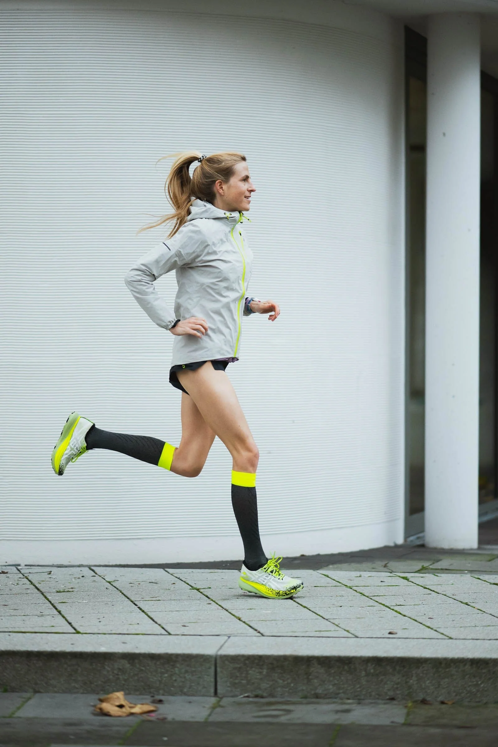 Incylence Renewed Compression V2 Dark Grey Canary Socks - Image 5