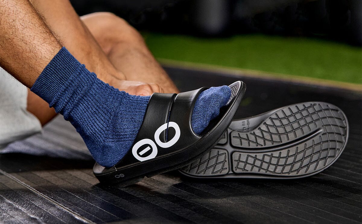 OOFOS Unisex OOahh Sport Slide Sandal - Black White - Image 3