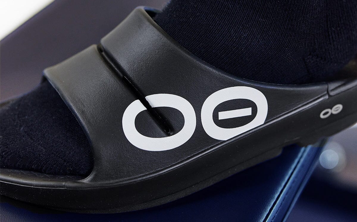 OOFOS Unisex OOahh Sport Slide Sandal - Black White - Image 4