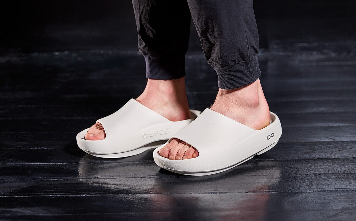 OOFOS Unisex OOahh PLUS Slide Sandal - Chalk - Image 9