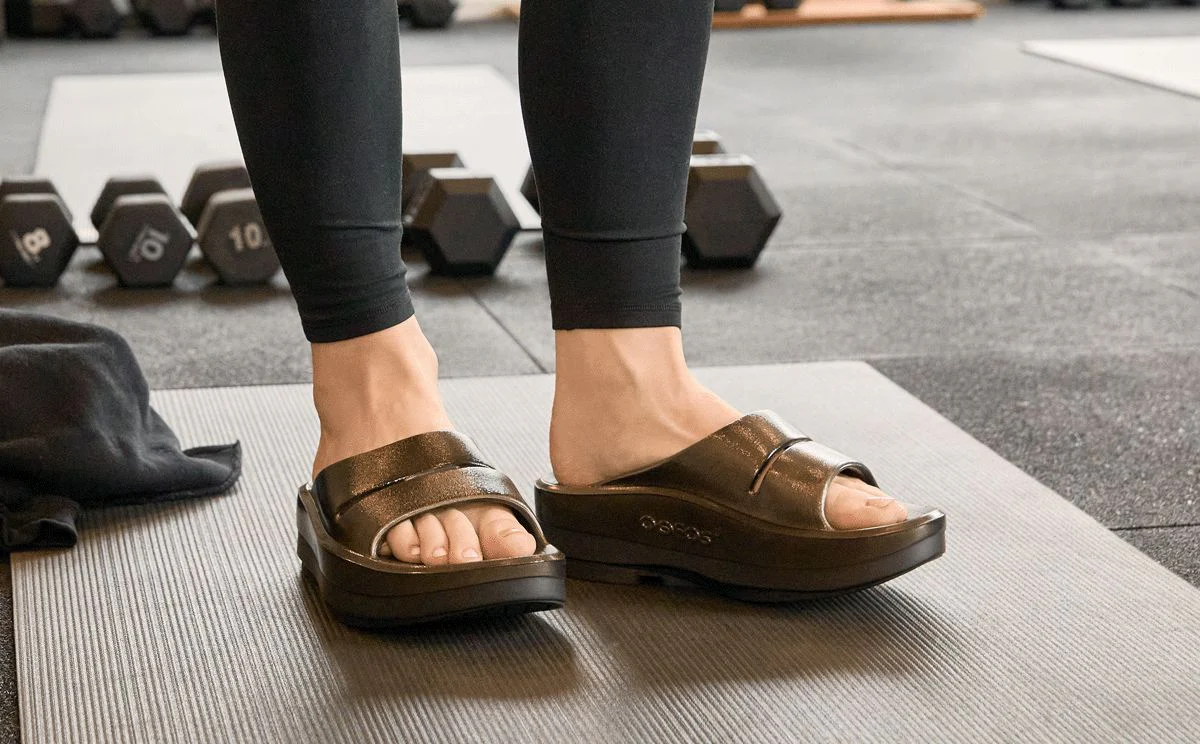 OOFOS Women's OOmega OOahh Stacked Sandal - Titanium Mirror - Image 3