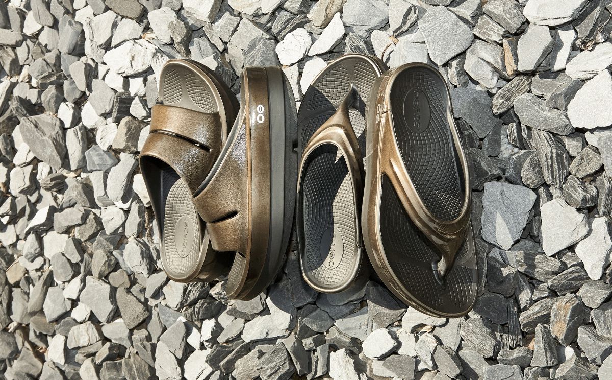 OOFOS Women's OOmega OOahh Stacked Sandal - Titanium Mirror - Image 5