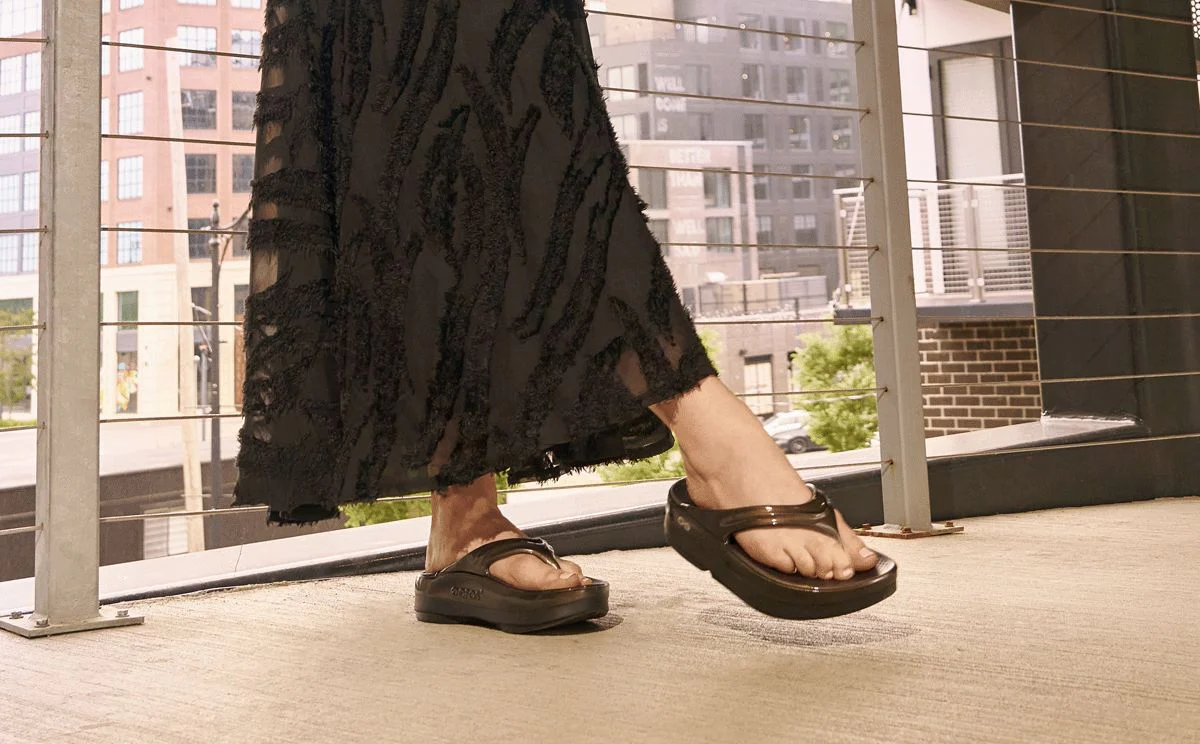 OOFOS Women's OOmega OOlala Stacked Sandal - Titanium Mirror - Image 3